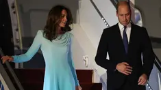 Pangeran William dan Kate Middleton tiba di Pangkalan Udara Nur Khan, Islamabad, Senin (14/10/2019). The Duke and Duchess of Cambrige tersebut melakukan kunjungan resmi pertama mereka ke Pakistan untuk menghormati hubungan bersejarah antara kedua negara. (AP Photo/B.K. Bangash)