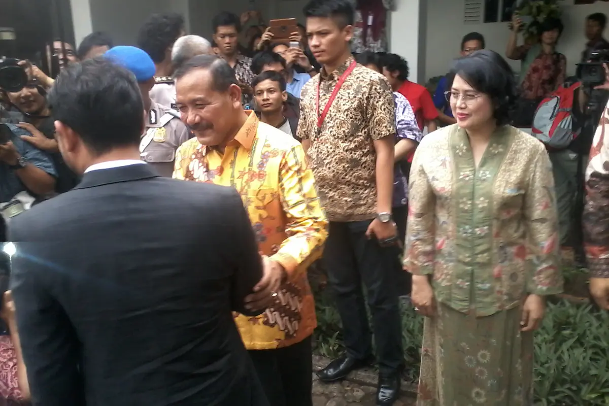 Senyum Badrodin Haiti Sambut Komisi III DPR di Kediamannya