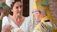 Kate Middeton berbincang dengan Archbishop of Canterbury, Justin Welby di acara pembaptisan Pangeran Louis. (Dominic Lipinski/AFP)