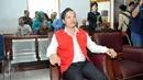 Perancang busana kondang, Hengki Kawilarang menjalani sidang perdana dengan agenda pembacaan dakwaan di PN Jakarta Selatan, Senin (22/6/2015). Hengki diduga telah menggelapkan uang sebesar Rp 1,6 miliar milik Jeng Ana. (Liputan6.com/Panji Diksana)