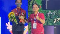 Ketua Umum Pengurus Besar Persatuan Bowling Indonesia (PB PBI), Jerry Sambuaga bersama Ryan Lalisang, Atlet boling putra Indonesia, yang berhasil menyumbang medali perunggu  di ajang SEA Games 20221 di Hanoi.