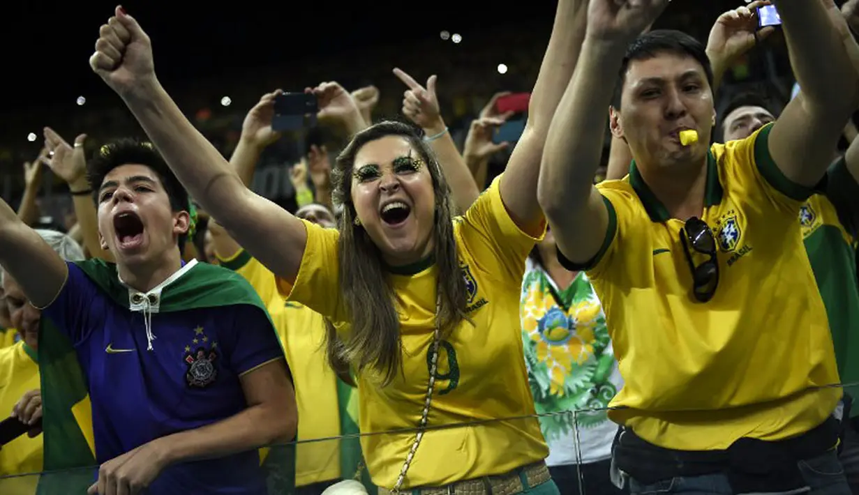 Kemenangan Brasil di laga perdana Piala Dunia 2014 disambut gembira ribuan suporter yang memenuhi Corinthians Arena, Sao Paolo, (13/6/2013). (AFP PHOTO/Pedro Ugarte)