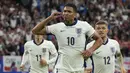 Rekor ketiga yang dicetak Jude Bellingham adalah ia menjadi pemain Eropa termuda, yaitu di bawah 21 tahun, sepanjang sejarah yang mampu berlaga dalam 3 kompetisi mayor berbeda, Euro 2020, Piala Dunia 2022 dan Euro 2024. Ia sukses mematahkan rekor sebelumnya yang dipegang Michael Owen saat tampil di Piala Dunia 1998, Euro 2000 dan Piala Dunia 2002 saat berusia 22 tahun dan 170 hari. (AP Photo/Martin Meissner)