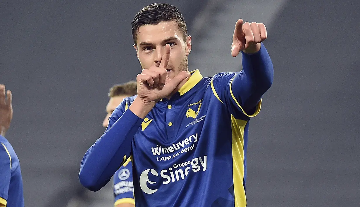 Penyerang Hellas Verona, Andrea Favilli berselebrasi usai mencetak gol ke gawang Juventus pada pertandigan lanjutan Liga Serie A Italia di Allianz Stadium di Turin (25/10/2020). Juventus bermain imbang 1-1 atas Verona. (Tano Pecoraro/LaPresse via AP)