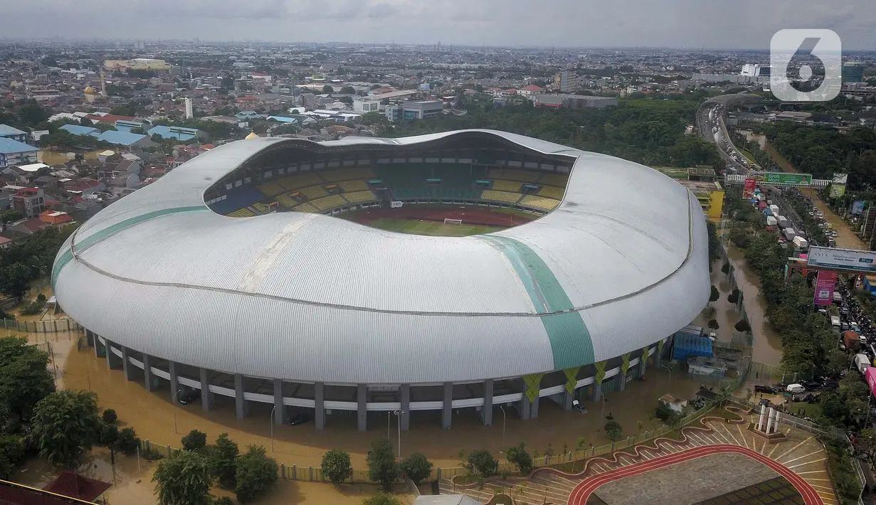 Foto udara memperlihatkan area luar Stadion Patriot Chandrabhaga di Kota Bekasi, Jawa Barat, yang terendam banjir pada Selasa (4/3/2025). (Liputan6.com/Herman Zakharia)