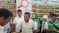 Petugas BPOM melakukan sidak di pasar modern dan swalayan di Tangerang. (Liputan6.com/Pramita Tristiawati)