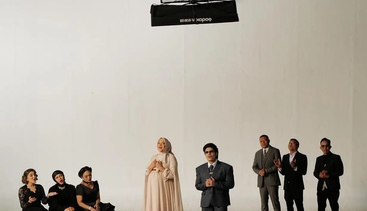 Beda dari yang lain, Aurel Hermansyah justru memakai dress berwana krem