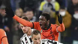 Penyerang Spezia Emmanuel Gyasi berebut bola dengan gelandang Juventus Arthur pada pertandingan Liga Italia pekan ke-28 di Allianz Stadium, Senin (7/3/2022) dini hari WIB. Juventus menang 1-0 atas Spezia lewat gol Alvaro Morata. (Tano Pecoraro/LaPresse via AP)