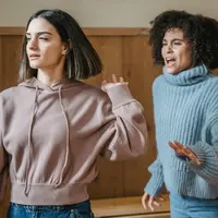 Ilustrasi sedih, kecewa, marah, dikhianati teman. (Foto oleh Liza Summer: https://www.pexels.com/id-id/foto/wanita-dengan-sweater-pink-berdiri-di-samping-pria-dengan-sweater-abu-abu-6382690/)