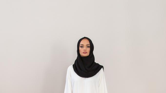 Warna Monokrom pada Busana Hijab Memang Gak Ngebosenin 