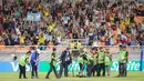 Petugas mengecek rumput setelah air menggenangi lapangan Jakarta International Stadium (JIS) akibat hujan deras jelang laga perempat final Piala Dunia U-17 2023 antara Timnas Brasil U-17 melawan Timnas Argentina U-17, Jumat (24/11/2023). (Bola.com/Bagaskara Lazuardi)