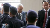 Mantan PM Malaysia, Najib Razak tiba di Pengadilan Tinggi Malaya, Kuala Lumpur, Rabu (8/8). KPK Malaysia mendakwa Najib dengan tiga dakwaan pencucian uang sebagai bagian dari penyelidikan terhadap skandal multi miliar dolar 1MDB. (AP/Yam G-Jun)