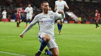 Gelandang Chelsea, Eden Hazard, melakukan selebrasi usai mencetak gol ke gawang Bournemouth pada laga Premier League di Stadion Vitality, Sabtu (28/10/2017). Chelsea menang 1-0 atas Bournemouth. (AFP/Glyn Kirk)