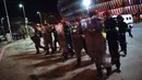 Polisi antihuru hara berjaga saat bentrok antara suporter Athletic Bilbao dan Spartak Moskow di Stadion San Mames, Bilbao, Spanyol, Kamis (22/2). Akibat bentrok tersebut seorang polisi meninggal. (AP Photo/Alvaro Barrientos)