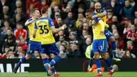 Pemain Southampton, Yan Valery (kedua kanan) berselebrasi usai mencetak gol ke gawang Manchester United selama pertandingan lanjutan Liga Inggris di stadion Old Trafford, (2/3). MU menang tipis 3-2 atas Southampton. (Martin Rickett /PA via AP)