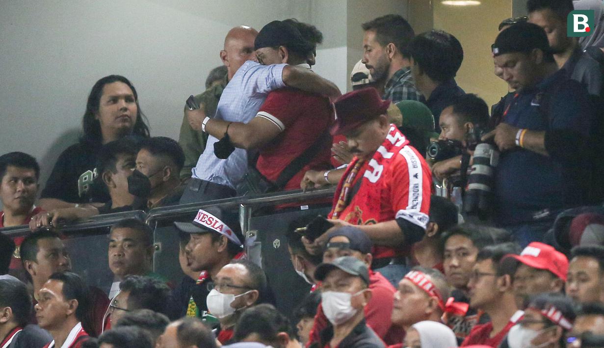 Luis Milla hadir menggunakan busana casual berupa kemeja biru dan berbaur dengan penonton yang hadir menyaksikan kemenangan anak asuh Shin Tae-yong 3-2 atas Curacao. (Bola.com/Bagaskara Lazuardi)