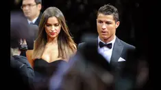 Cristiano Ronaldo (kiri) dan Irina Shayk saat menghadiri penghargaan FIFA Ballon d'Or 2013 di Kongresshaus, Zurich pada 13 Januari 2014. (AFP PHOTO/Fabrice COFFRINI)