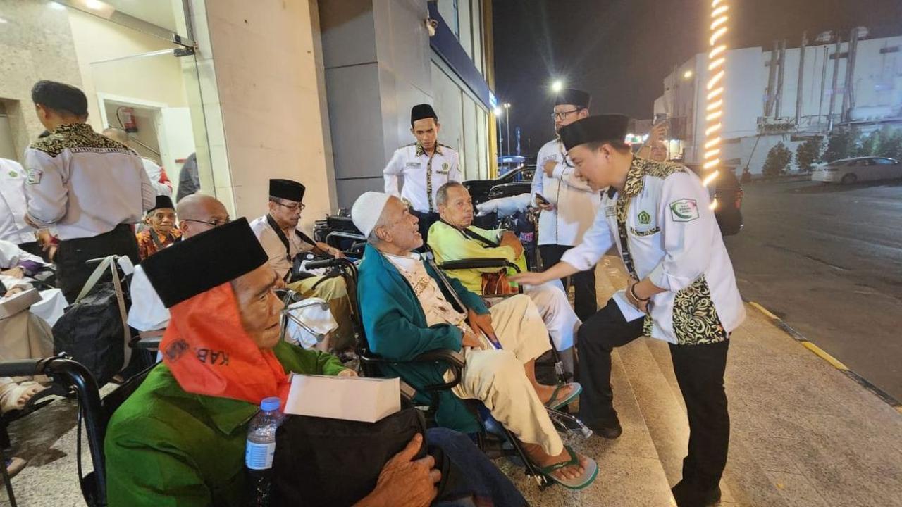 "Banyak dari mereka menangis menyampaikan terima kasih dan tidak sedikit pula yang ingin terus berada di hotel transit," kata Slamet.<br>