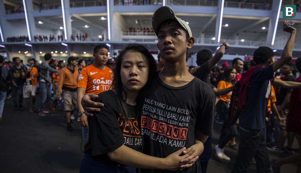 Suporter Persija Jakarta, The Jakmania, tampak lelah saat berhasil masuk ke dalam stadion jelang final Piala Presiden di sekitar SUGBK, Jakarta, Sabtu (17/2/2018). Persija akan menghadapi Bali United. (Bola.com/Vitalis Yogi Trisna)