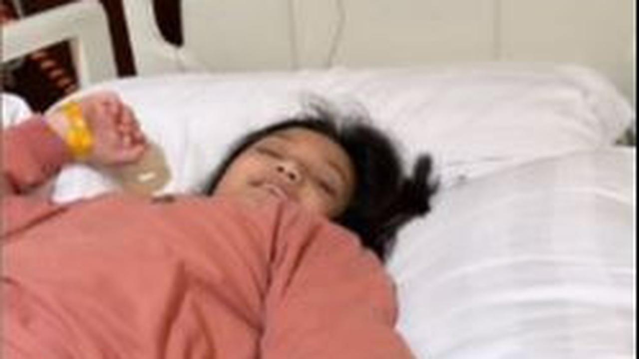 Arsy Hermansyah kini masih dirawat di rumah sakit. Dilansir dari akun Instagram miliknya Arsy masih terbaring di ranjang rumah sakit. Namun keadaannya sudah membaik.