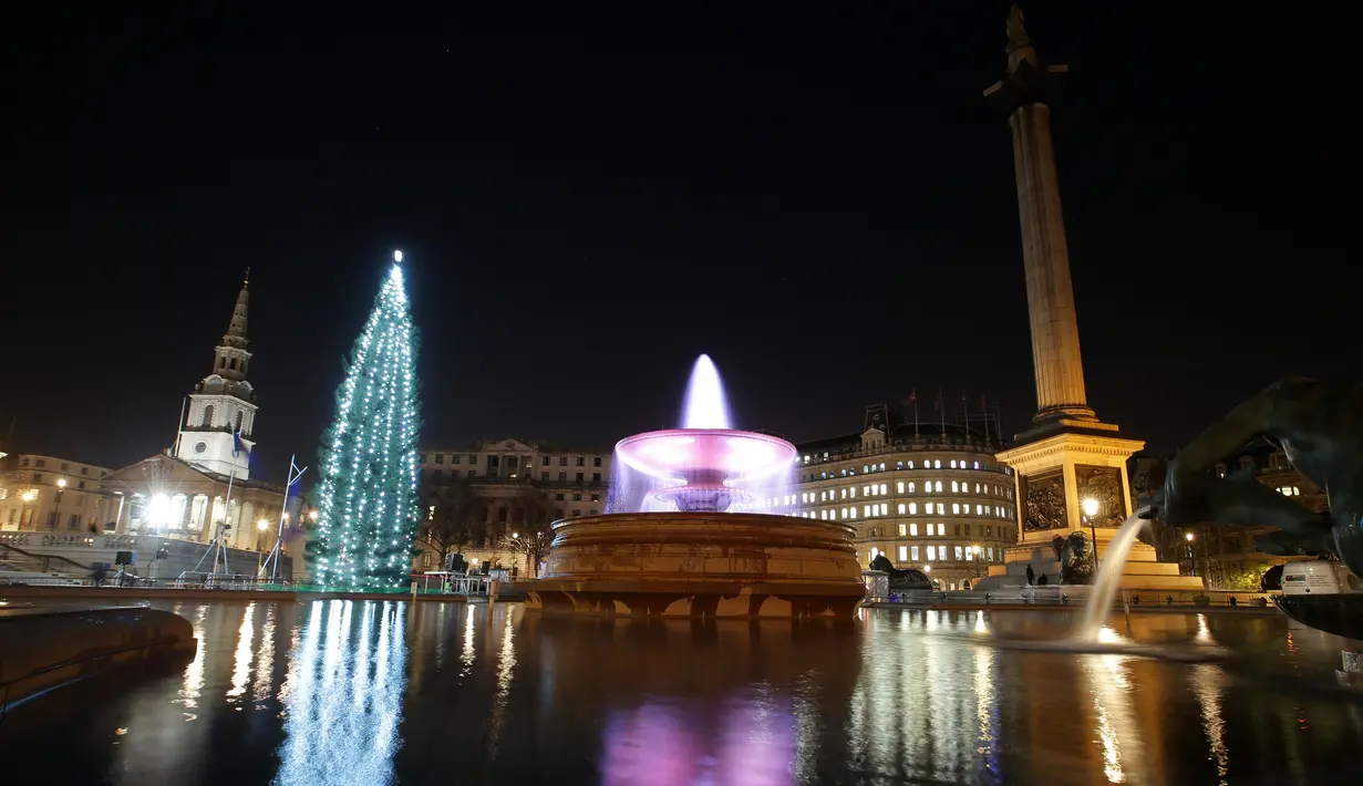 Cahaya kerlap-kerlip pohon Natal setelah tradisi penyalaan lampu di Trafalgar Square, 7 Desember 2017. Setiap tahun London mendapat pohon Natal dari Norwegia sebagai tanda terima kasih atas dukungan Inggris selama perang dunia II. (Daniel LEAL-OLIVAS/AFP)