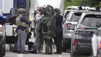 Petugas penegak hukum melakukan penyelidikan setelah serangan di Pearl Street Mall, Boulder, Colorado, Amerika Serikat pada Minggu (1/6/2025). (Dok. AP/David Zalubowski)