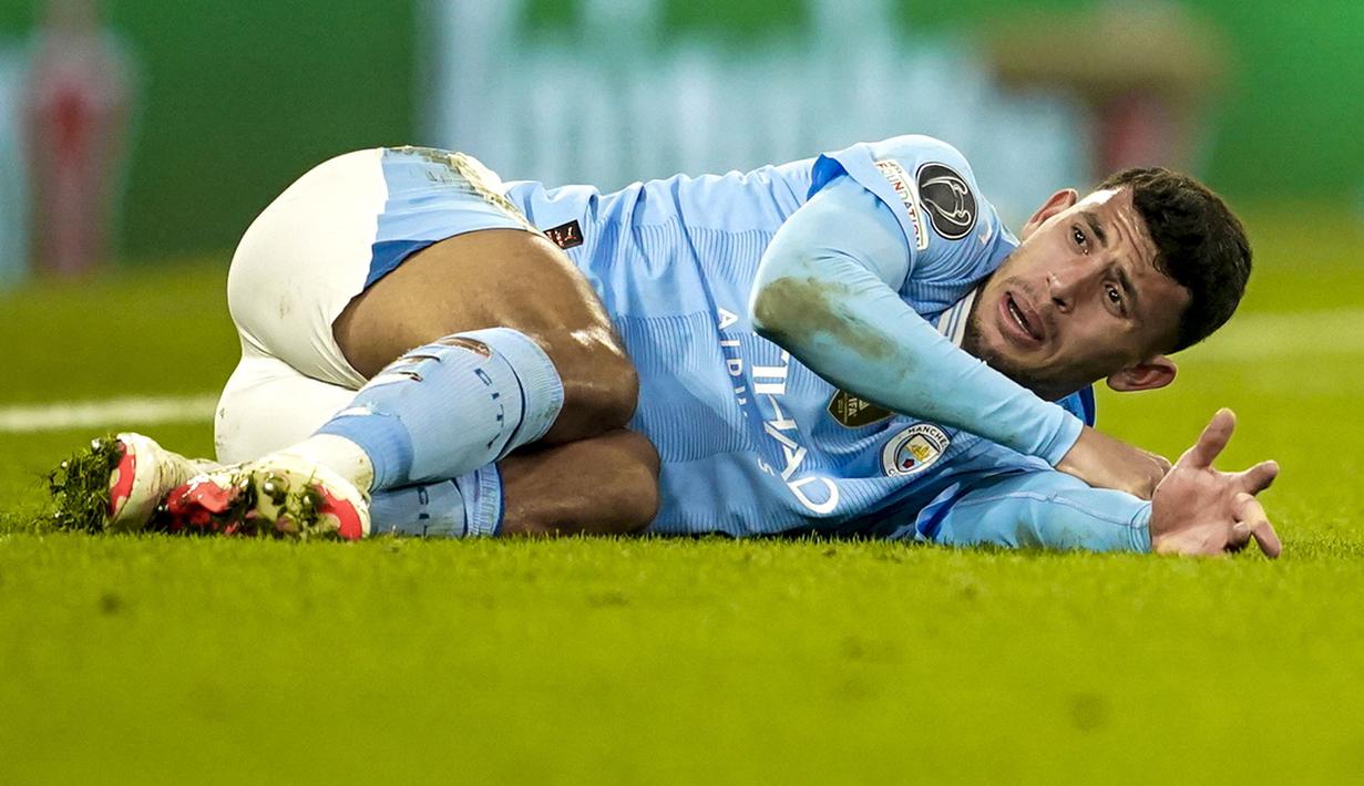 Ekspresi kesakitan pemain Manchester City, Matheus Nunes saat jari tengah tangan kirinya mengalami disklokasi ketika laga leg kedua 16 besar Liga Champions 2023/2024 melawan FC Copenhagen di Etihad Stadium, Manchester, Inggris, Kamis (07/03/2024) WIB. (AP Photo/Dave Thompson)