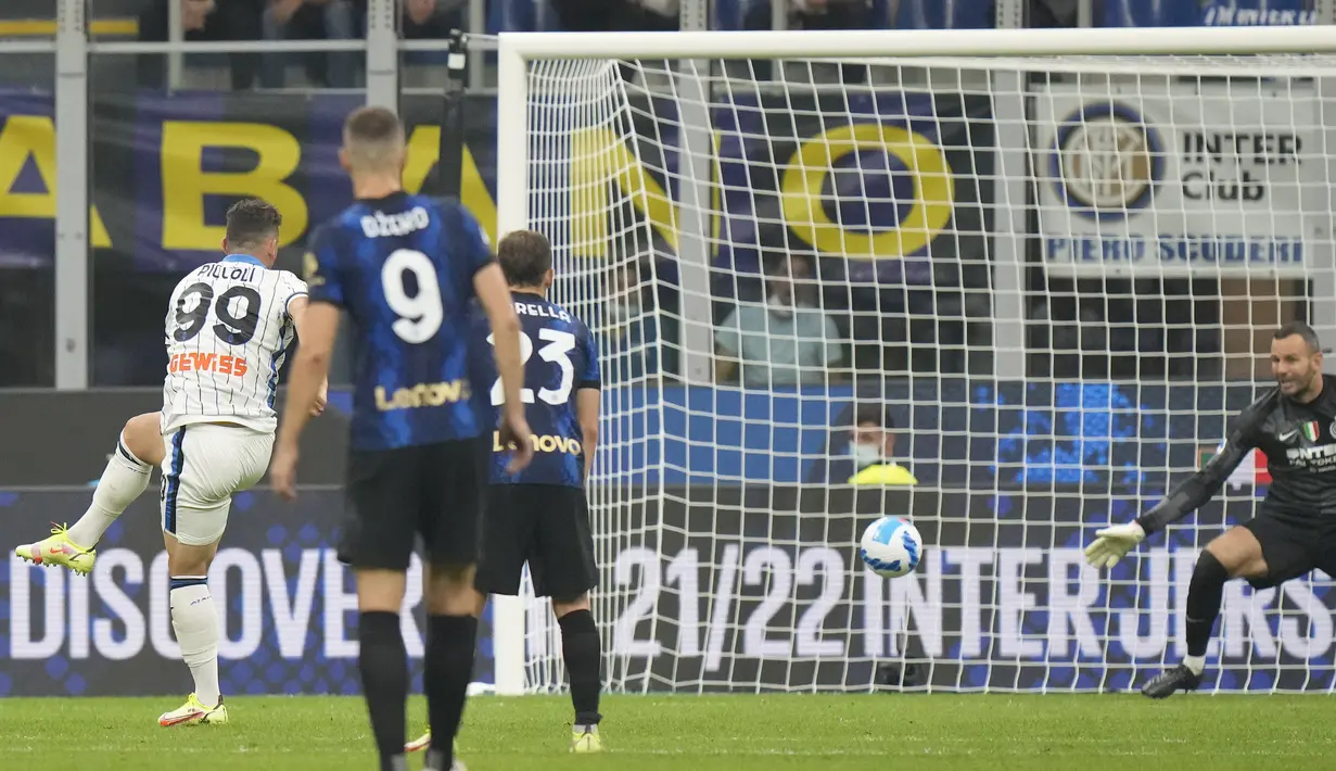 Pada menit ke-88 giliran Atalanta yang gagal. Meski sudah mencetak gol melalui Roberto Piccoli, namun kemudian dianulir wasit, karena sebelum terjadinya gol bola telah terlebih dahulu meninggalkan area permainan. Skor 2-2 pun bertahan hingga akhir pertandingan. (AP/Luca Bruno)