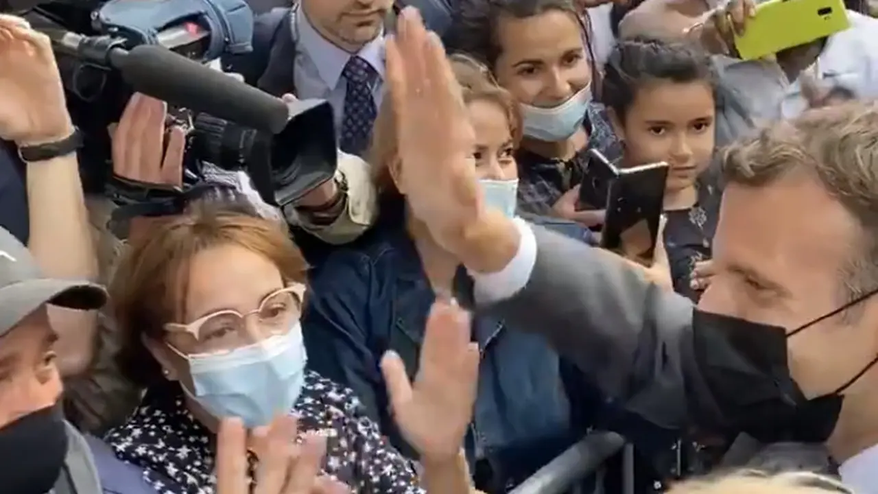 Presiden Prancis Emmanuel Macron pamer video bertemu pendukung setelah wajahnya ditampar.