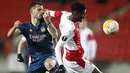 Penyerang Slavia Praha, Peter Olayinka berebut bola dengan gelandang Arsenal, Granit Xhaka pada leg kedua perempat final Liga Europa di Stadion Sinobo, Praha, Jumat (16/4) dini hari WIB.  Arsenal lolos ke semifinal Liga Europa setelah menang telak 4-0 di markas Slavia Praha. (AP Photo/Petr David Jo