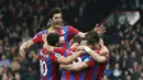 Para pemain Crystal Palace merayakan gol James McArthur saat melawan Leicester City pada lanjutan Premier League di Selhurst Park, London, (28/4/2018). Crystal Palace menang 5-0. (AFP/Ian Kington)