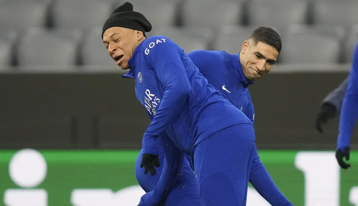 <p>Kylian Mbappe dan Achraf Hakimi dari PSG mengikuti sesi latihan Kylian Mbappe dari PSG engikuti sesi latihan di Munich, Jerman, Selasa (7/3/2023). Di Allianz Arena, PSG wajib menang setidaknya dua gol jika ingin lolos ke perempat final Liga Champions.(AP Photo/Matthias Schrader)</p>