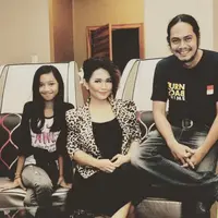 Dea Mirella amat senang saat menjalani proses kehamilan, namun kini ia, anaknya dari pernikahan terdahulu dan suami kini, harus merelakan kepergian sang jabang bayi. (Instagram @deamirella)