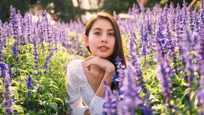 perempuan di kebun bunga