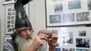 Vermin Supreme saat mendeklarasikan diri sebagai kandidat calon presiden AS di New Hampshire, Jumat (20/11). Pria berjanggut putih itu mengajukan uang seribu dolar untuk modal maju menjadi kandidat capres AS (REUTERS/Brian Snyder)