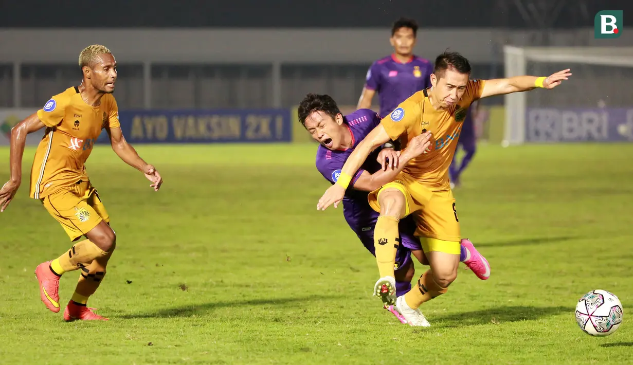 Pemain Persik Kediri asuhan Joko Susilo masih kesulitan mengembangkan permainan dan selalu gagal menembus pertahanan Bhayangkara FC. (Bola.com/M Iqbal Ichsan)