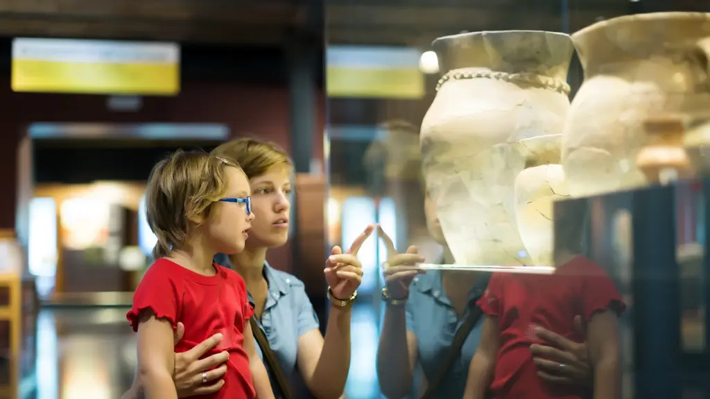 Sekarang museum sudah tidak lagi identik dengan suasana membosankan karena banyak museum modern yang menghadirkan pengalaman intersif yang menarik. [Dok/freepik.com/bearfotos]