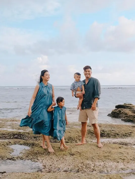 Kali ini mereka tampil kompak full team. Chelsea kompak dengan Nastusha mengenakan sleeveless dress warna biru. Lalu Glenn kenakan kemeja panjang warna biru yangs senada dan celana pendek krem. Sementara anak sulung mereka, Dante mengenakan kemeja biru bermotif dan celana pendek yang senada dengan sang ayah. (Instagram/chelseaoliviaa).