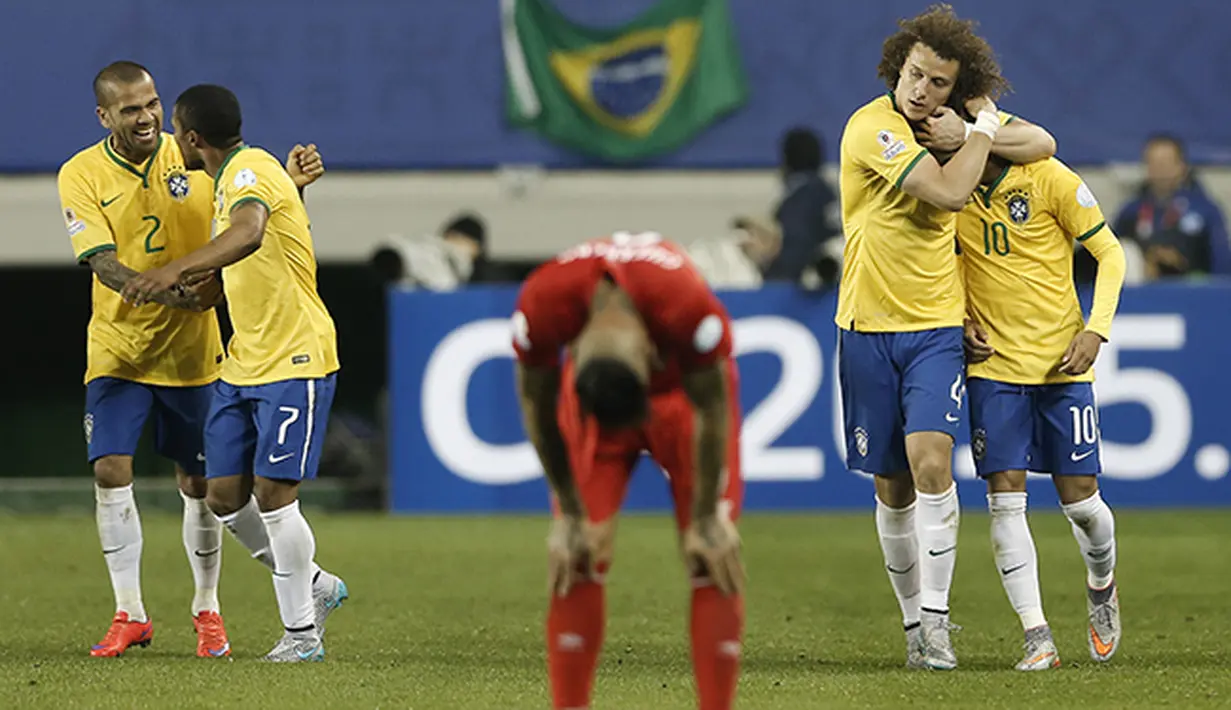 Selebrasi pemain Brasil, David Luiz (kanan) dan Dani Alves setelah Neymar mencetak gol ke gawang Peru di Copa America 2015. (AP/Silvia Izquierdo)