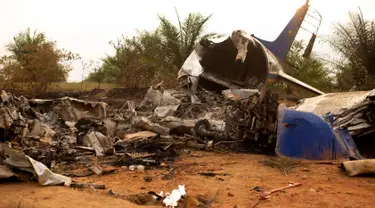 Puing pesawat penumpang Douglas DC-3 yang jatuh di provinsi dataran Kolombia, Meta, San Martin, Kolombia (9/3). Sebanyak 12 penumpang di dalamnya tewas termasuk seorang walikota beserta keluarganya. (Reuters/Santiago Molina)