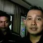 Saat tiga siswa memakan pemberian laki-laki bertompel itu, mereka mulai mengeluh mual dan pusing. 