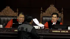 Suasana kacau sempat terjadi ketika demonstran berusaha menerobos pasukan keamanan untuk bisa masuk ke Gedung MK.