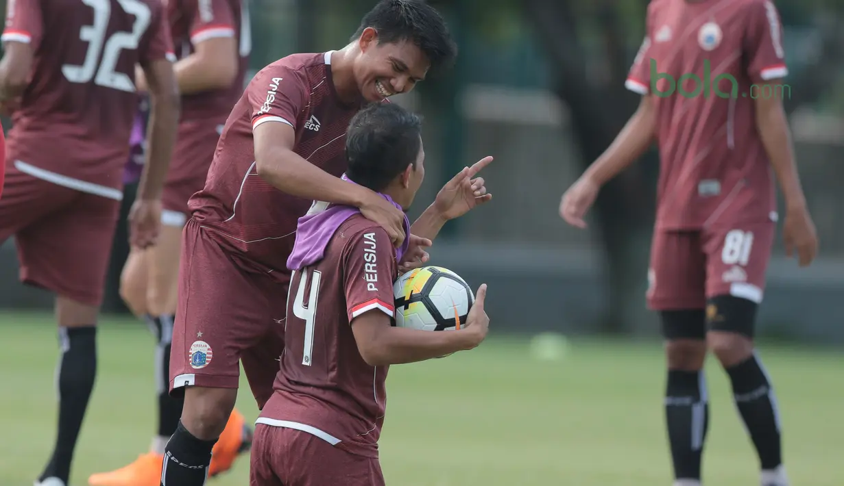 Canda pemain Persija Jakarta, Sandi Sute dan Ismed Sofyan saat sesi latihan jelang Piala AFC 2018 di Lapangan ABC, Senayan, Jakarta (27/2/2018). Persija melawan Tampines Rovers pada 28 Februari 2018. (Bola.com/Nick Hanoatubun)