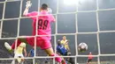 Pemain Inter Milan Romelu Lukaku (kanan) mencetak gol ke gawang Porto pada pertandingan sepak bola leg pertama babak 16 besar Liga Champions di Stadion San Siro, Milan, Italia, 22 Februari 2023. Inter Milan mengalahkan Porto dengan skor 1-0. (AP Photo/Luca Bruno)