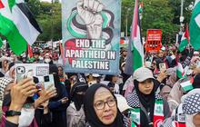 FOTO: Dua Tahun Genosida di Gaza, Massa Kepung Kedubes AS Serukan Akhiri Blokade Palestina