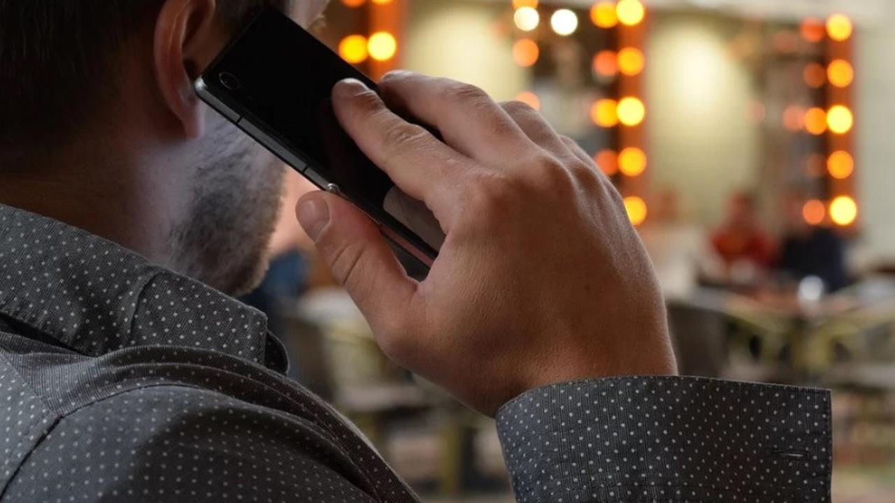 ilustrasi seorang laki-laki sedang melakukan panggilan via handphone.