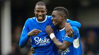 Pemain Everton Idrissa Gueye (kanan) dan Abdoulaye Doucoure merayakan kemenangan atas Arsenal pada pertandingan sepak bola Liga Inggris di Goodison Park, Liverpool, Inggris, 4 Februari 2023. Everton mengalahkan Arsenal dengan skor 1-0. (AP Photo/Jon Super)