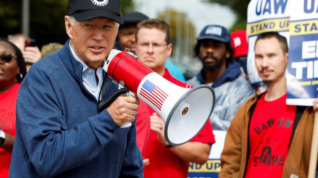 Presiden AS Joe Biden ikut bergabung dalam aksi demo dengan para anggota serikat pekerja United Auto Workers (UAW) yang mogok kerja di luar pabrik Operasi Suku Cadang Layanan General Motors di Belleville, Michigan (26/9/2023).