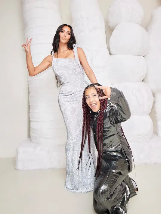 North sebagai anak sulung, tampil memukau dengan blazer dan celana panjang potongan flare dengan rambut kepang warna merah. [kimkardashian]