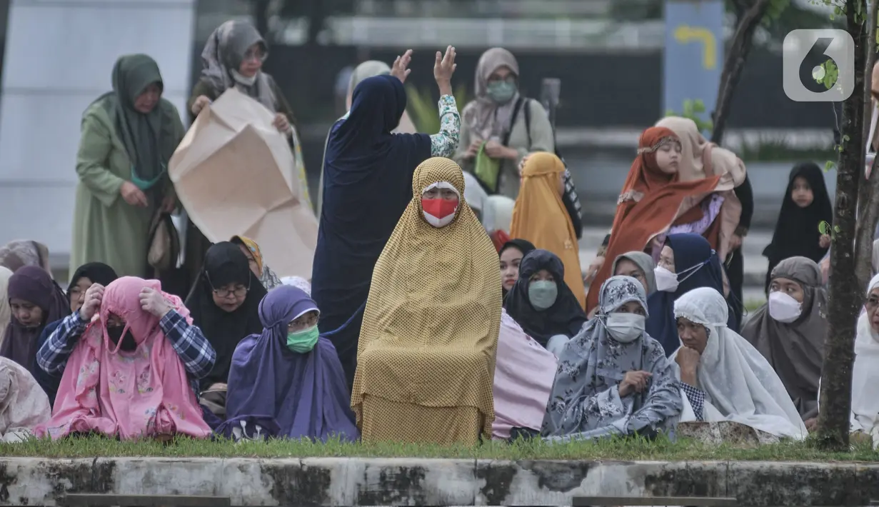 Warga Muhammadiyah bersiap menunaikan Salat Idul Fitri 1444 H di halaman Jakarta International Equestrian Park, Pulomas, Jakarta Timur, Jumat (21/4/2023). (merdeka.com/Iqbal S Nugroho)